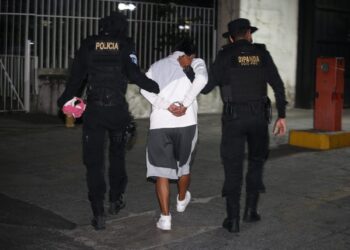 Presunto sicario detenido con subametralladora