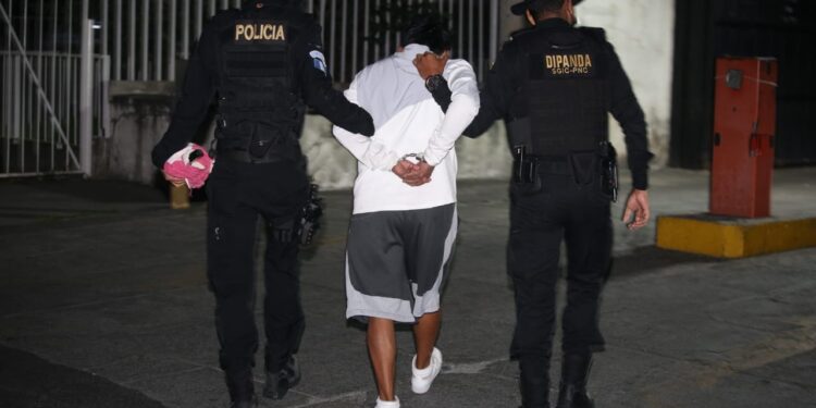 Presunto sicario detenido con subametralladora