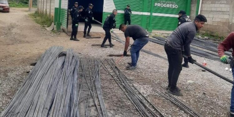 Capturan a encargada de ferretería por tener hierro robado