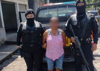 Capturan a mujer con seis órdenes de captura por el delito de extorsión