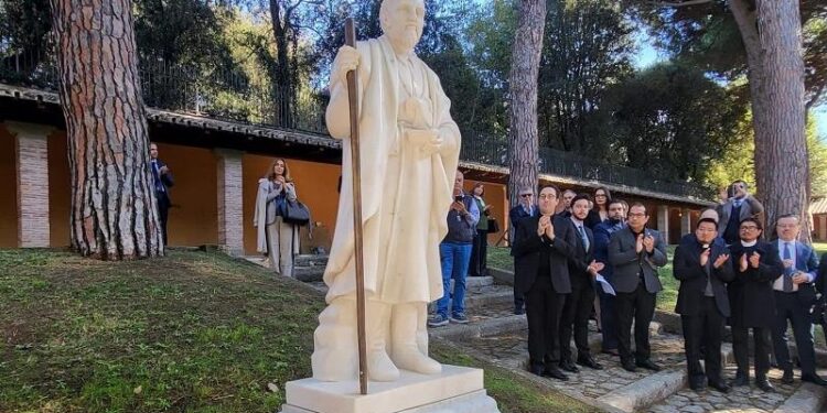 Guatemala devela escultura del Hermano Pedro en Roma, Italia