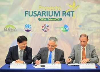 Firman convenio para prevenir el Fusarium en las plantaciones de banano y plátano