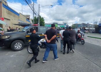 Persecución policial permite captura de presuntos asaltantes