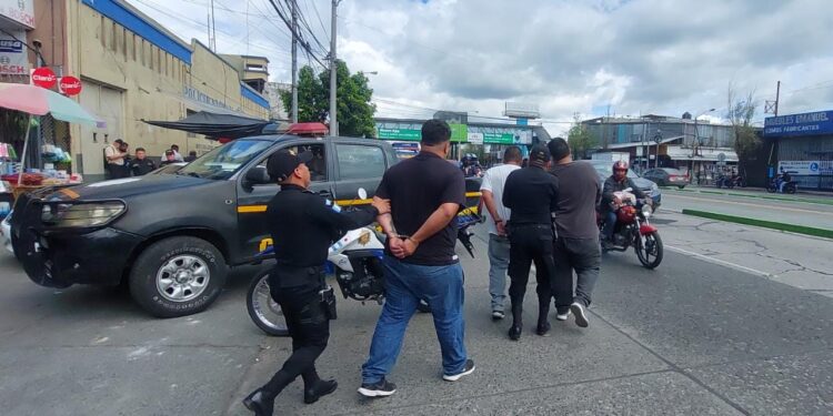 Persecución policial permite captura de presuntos asaltantes