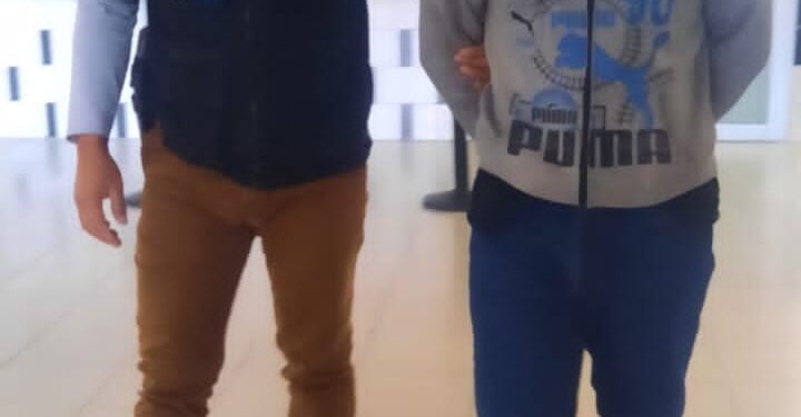 Connacionales deportados presentan órdenes pendientes de captura