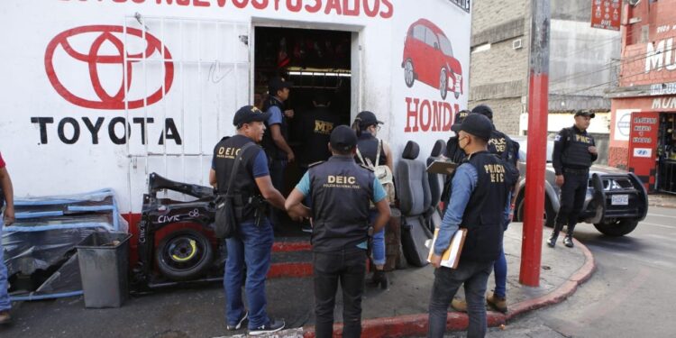 Ejecutan allanamientos contra estructuras vinculadas al robo de vehículos y tráfico de armas