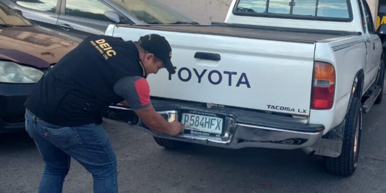 Personal de robo y hurto de vehículos consignan automotor