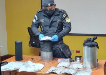 Inspección en encomienda permite localización de cocaína