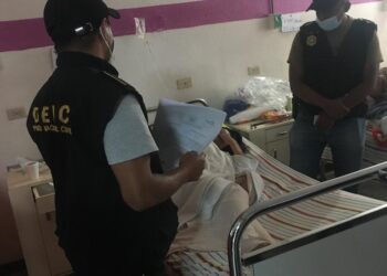 Investigadores policiales detienen a una persona por extorsión