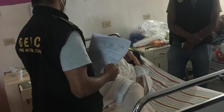 Investigadores policiales detienen a una persona por extorsión