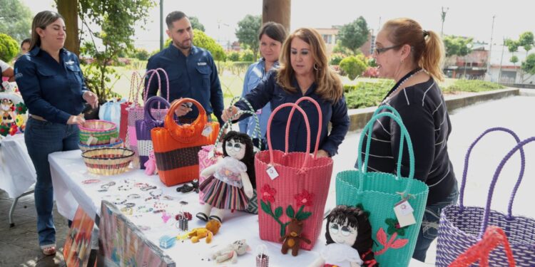 Promueven productos elaborados por privados de libertad en Feria Paseo Artesanal