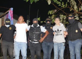 Capturan a pandilleros con fusil e indumentaria similar a la de la PNC