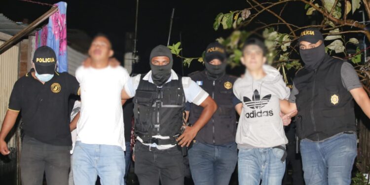 Capturan a pandilleros con fusil e indumentaria similar a la de la PNC