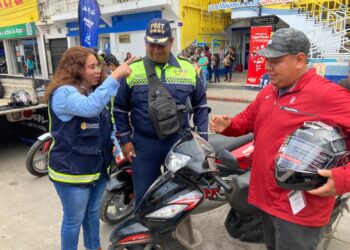 Motoristas responsables reciben cascos nuevos