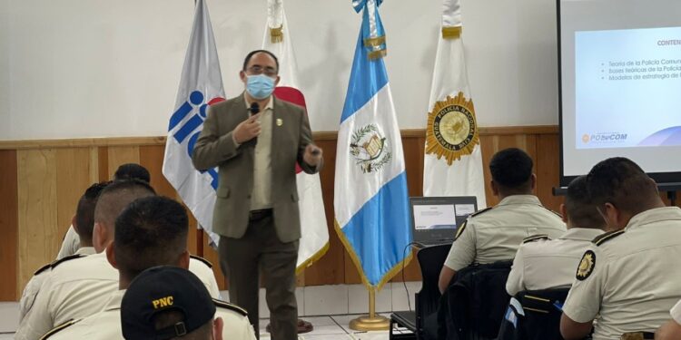 Capacitan agentes sobre filosofía de policía comunitaria