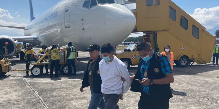 Personal de Interpol aprehende a persona con Alerta Roja internacional