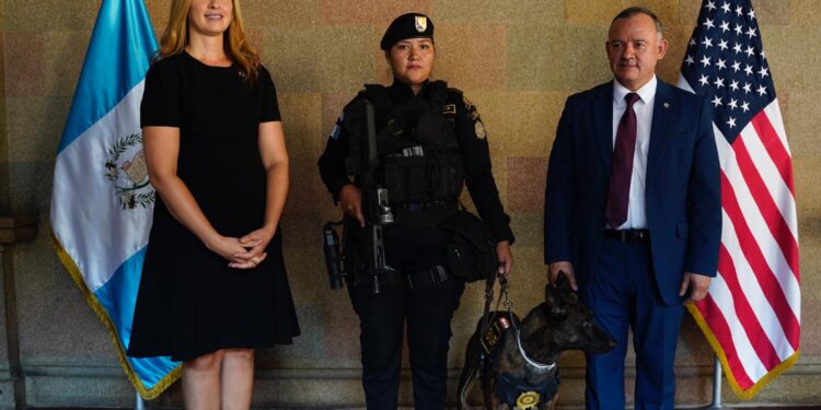 Mingob suscribe carta de entendimiento con INL-Guatemala para fortalecer programa de agentes K-9