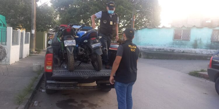 Localizan chalecos antibalas en vivienda de zona 18