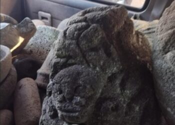 Localizan dentro de vehículo presuntas piezas arqueológicas