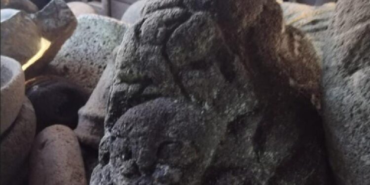 Localizan dentro de vehículo presuntas piezas arqueológicas