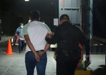 Pandillera detenida cuando recibía Q1 mil 500 de una extorsión