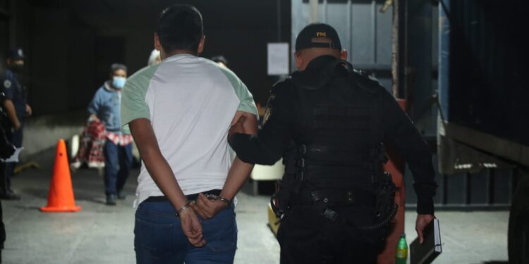 Pandillera detenida cuando recibía Q1 mil 500 de una extorsión