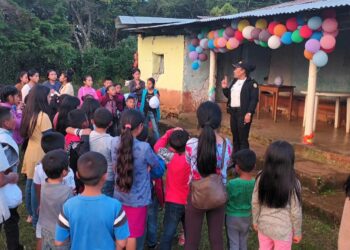 Niños y jóvenes motivados con Escuela policial de vacaciones