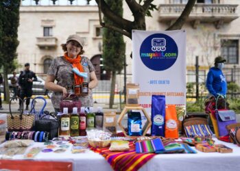 Mujeres sobrevivientes de violencia exponen productos artesanales