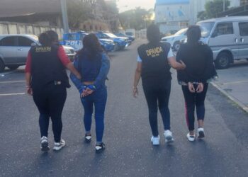 Dinero y armas de fuegos incautados a presuntos extorsionistas