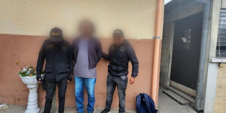 Presuntos estafadores son capturados en operativos policiales