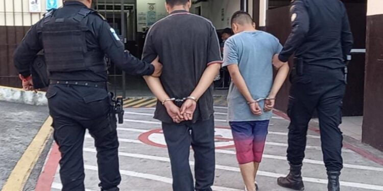 Capturan en Mixco a presuntos sicarios de la mara 18