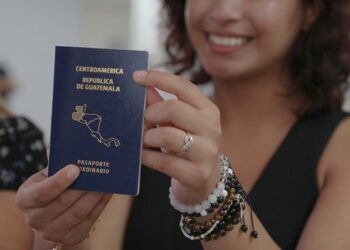 Red Consular de Guatemala entrega en EE. UU. primer pasaporte con vigencia para 10 años
