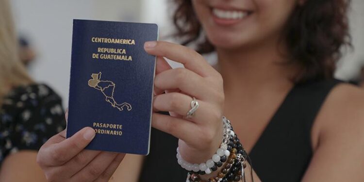 Red Consular de Guatemala entrega en EE. UU. primer pasaporte con vigencia para 10 años