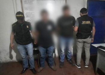 Investigadores capturan a dos personas por portación de armas de fuego