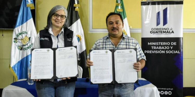 Mintrab firma convenios para nuevas VUME en Guanagazapa y La Democracia, Escuintla