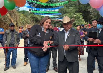 Mides inaugura mejoramiento de calle en Comalapa