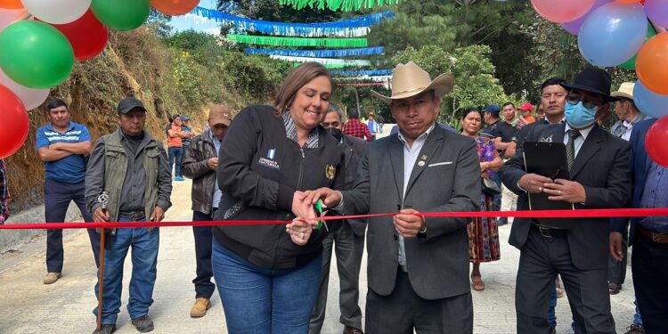 Mides inaugura mejoramiento de calle en Comalapa