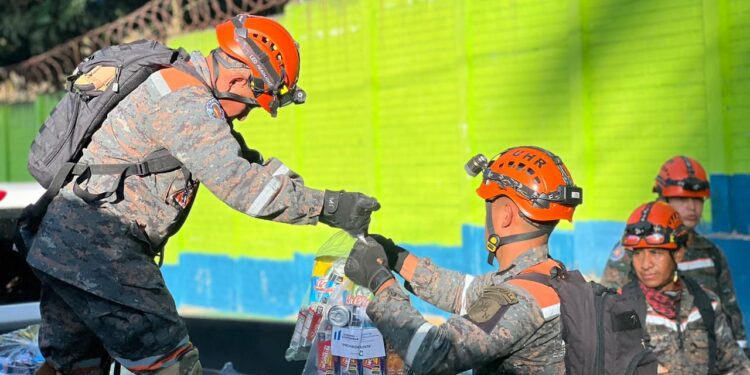 Mides apoya a familias afectadas por incendio en zona 21