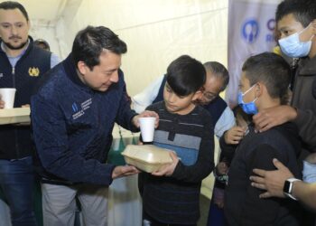 Comparten cena navideña con 3 mil personas