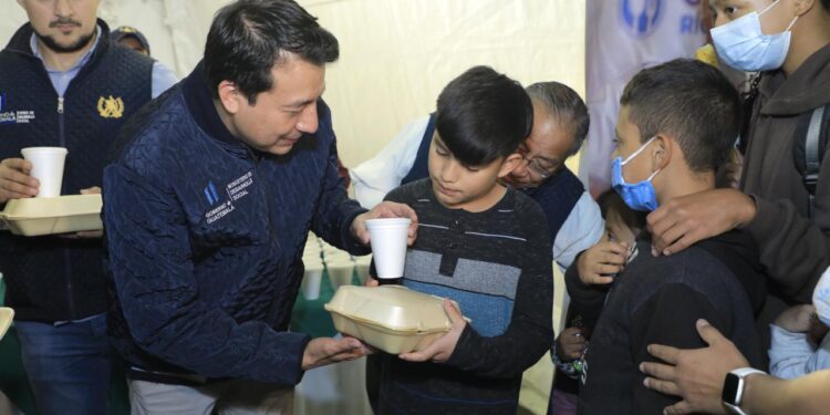 Comparten cena navideña con 3 mil personas
