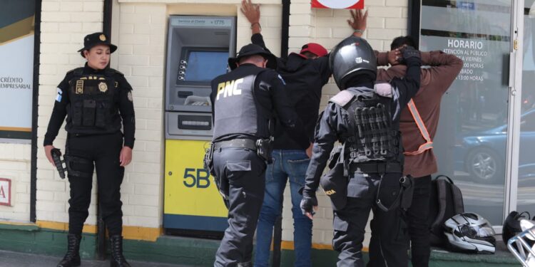 PNC brinda seguridad en Paseo de la Sexta por fiestas de fin de año