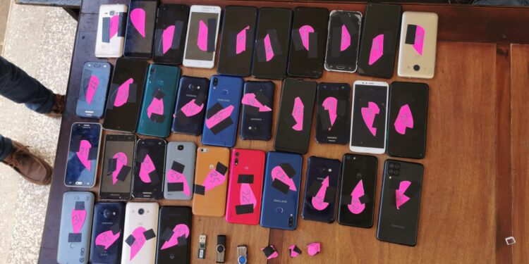 Localizan dispositivos móviles y cables para señal durante requisa en Pavón