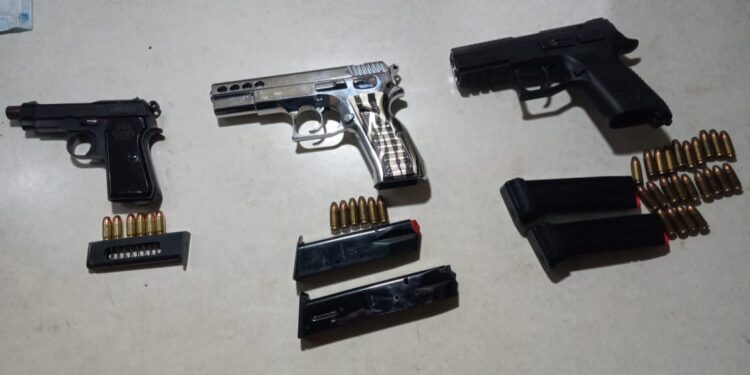 Investigadores localizan armas y municiones en viviendas allanadas en zona 18