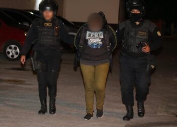 Pandillera salvadoreña capturada cuando trasladaba armas de fuego en Mixco
