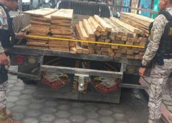 Pandillera salvadoreña capturada cuando trasladaba armas de fuego en Mixco