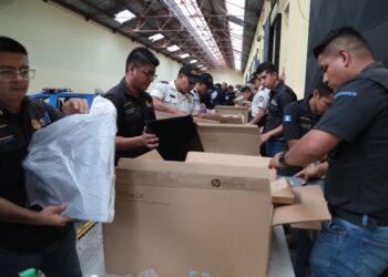 Entrega de computadoras refuerza capacidades tecnológicas de PNC