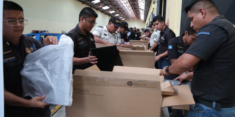 Entrega de computadoras refuerza capacidades tecnológicas de PNC