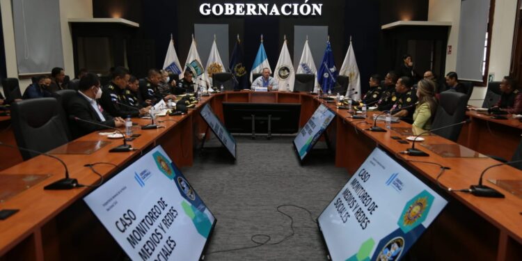 Ministro y mandos de PNC se reúnen para corregir acciones  denunciadas por la población