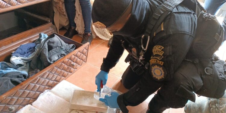 PNC decomisa 21 paquetes de droga en San Lucas Sacatepéquez