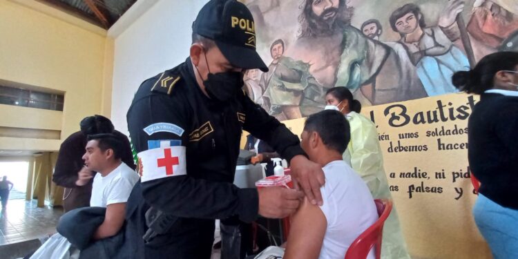 Salud Policial continúa con jornadas de vacunación en la ciudad capital